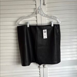 Elegant Black Leather Women's Skirt
